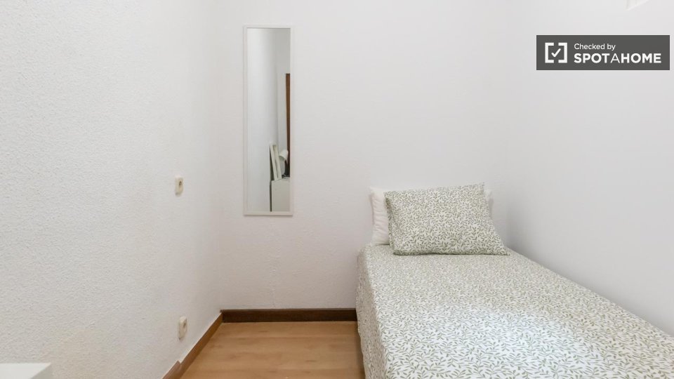 Double room Madrid, 6 beds, 116m² — photo 2