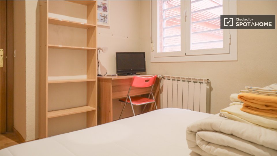 Double room Madrid, 3 beds — photo 8