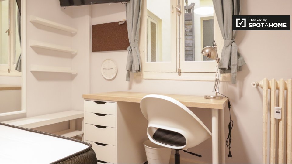Double room Madrid, 5 beds, 120m² — photo 3