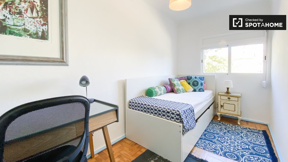 Room for rent in 4bedroom apartment in Olivais, Lisbon (ref 458863