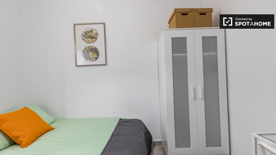 Habitación ordenada en apartamento de 4 dormitorios en Poblats Marítims