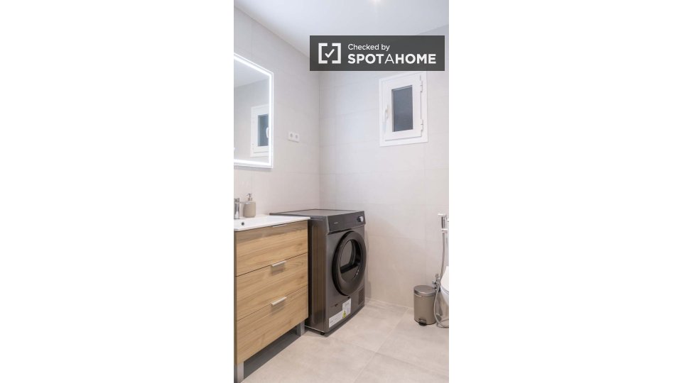 Double room Madrid, 3 beds, 50m² — photo 26