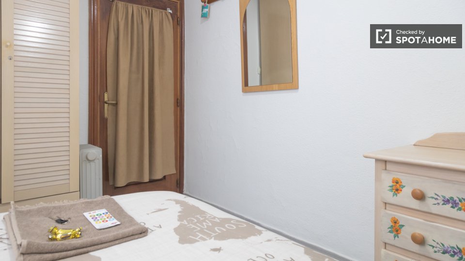 Double room Madrid, 3 beds — photo 1