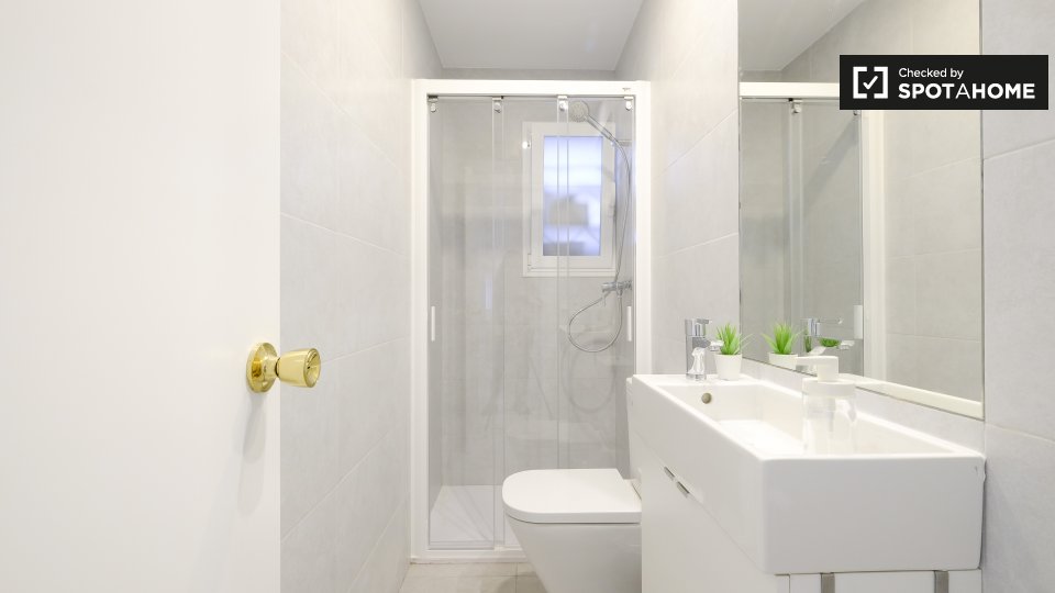 Double room Madrid, 6 beds, 160m² — photo 16