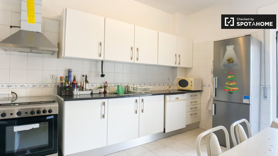 Double room Lisbon, 3 beds — photo 22