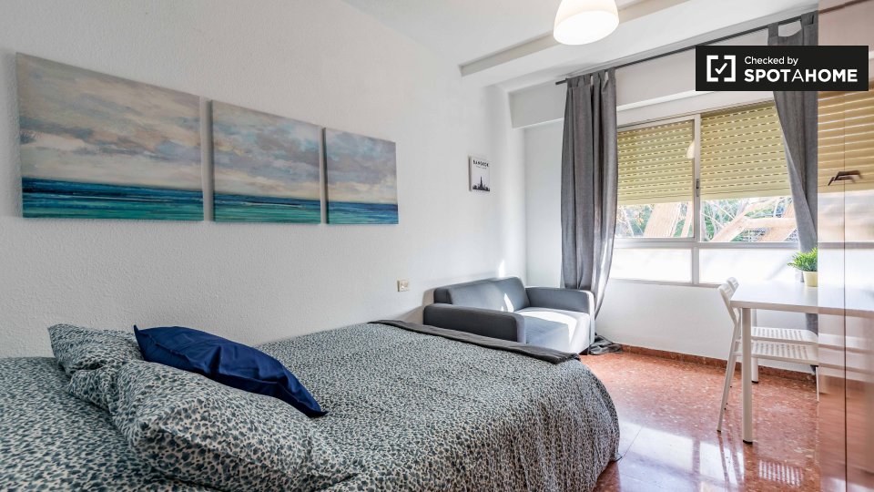 Big room in 5-bedroom apartment in Campanar, Valencia - a Valencia