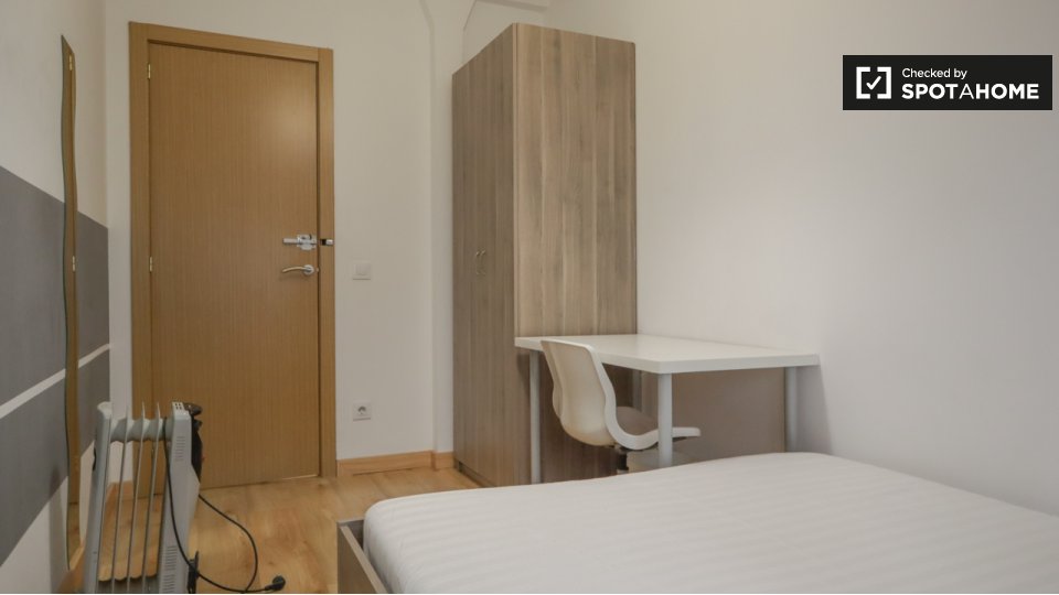 Double room Madrid, 7 beds, 160m² — photo 3