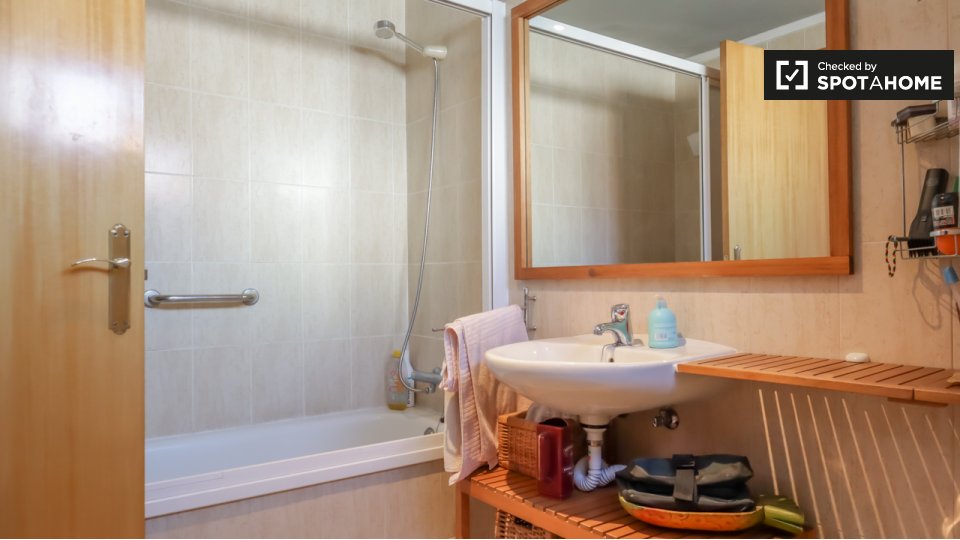 Double room Madrid, 2 beds — photo 14