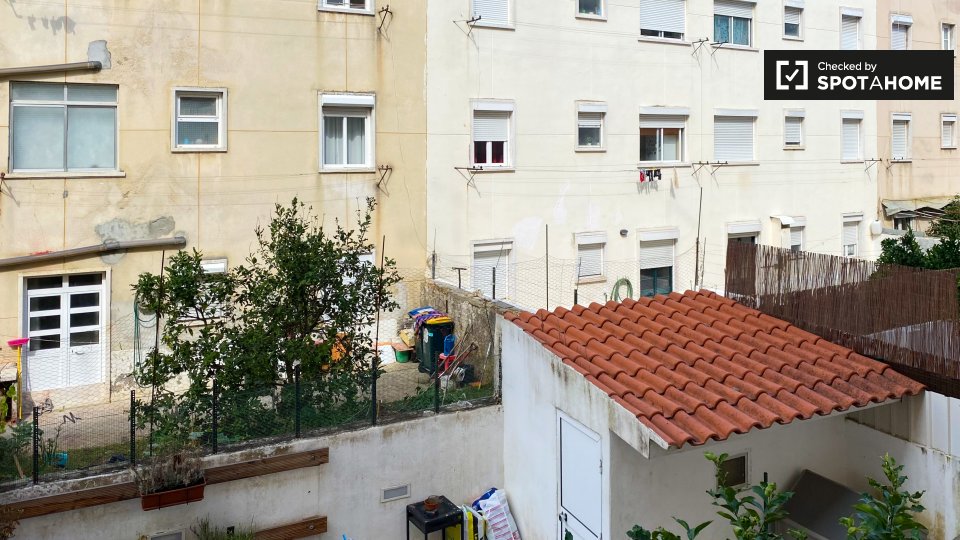 Double room Lisbon, 2 beds, 10m² — photo 5