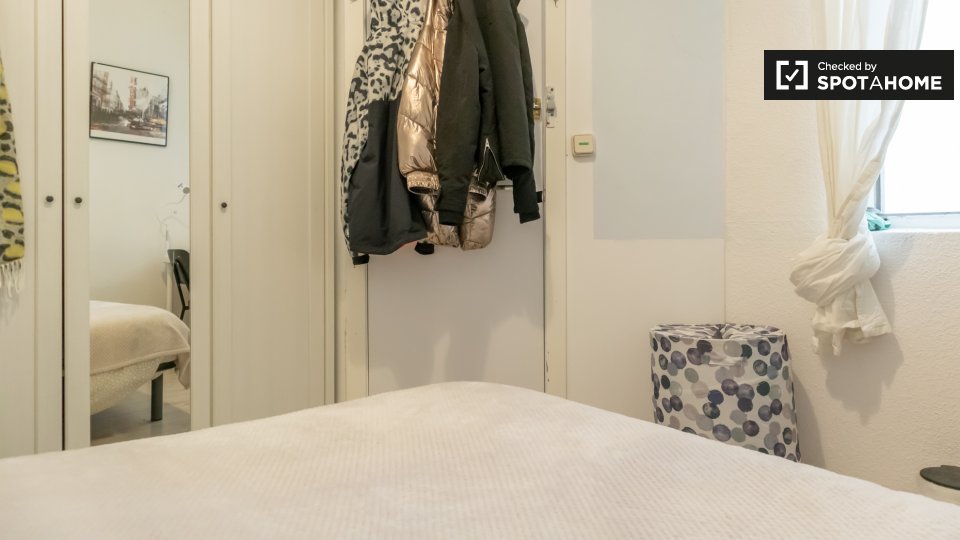 Double room Madrid, 5 beds, 110m² — photo 3