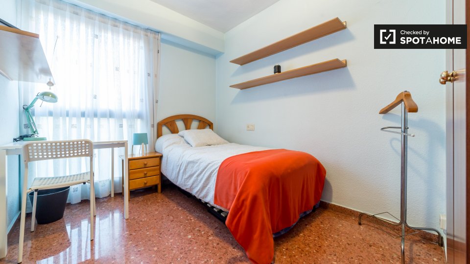 Double room Valencia, 5 beds, 90m² — photo 1
