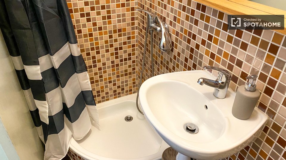 Double room Lisbon, 6 beds — photo 18