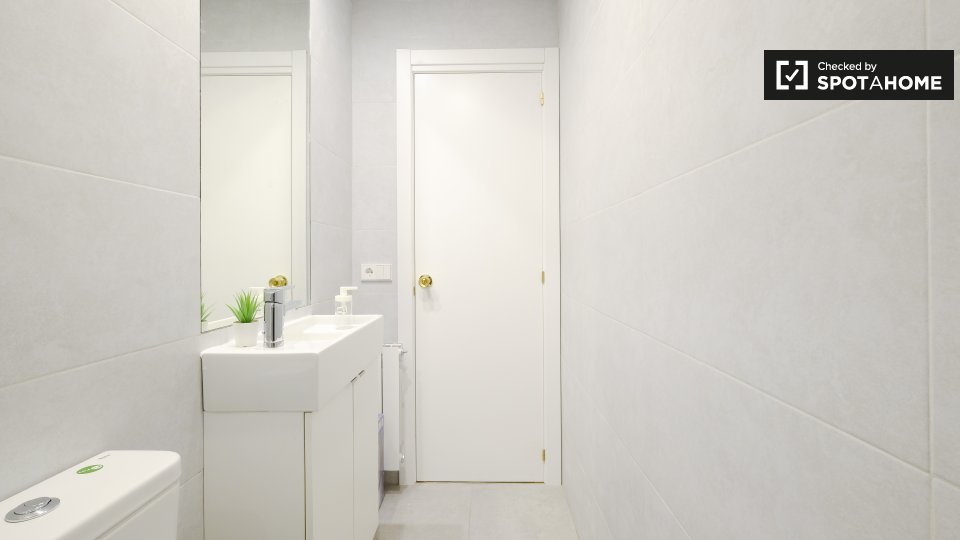 Double room Madrid, 6 beds, 160m² — photo 17