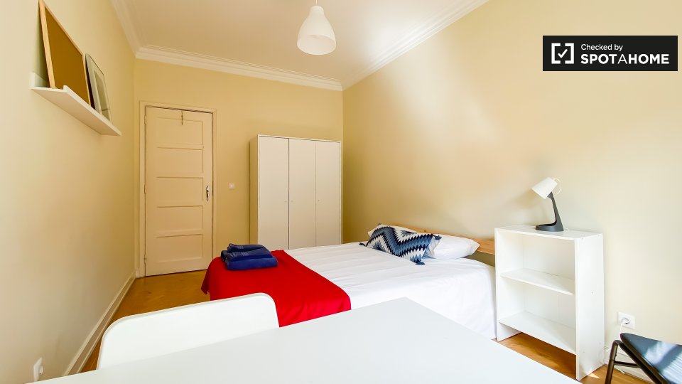Double room Lisbon, 3 beds — photo 15