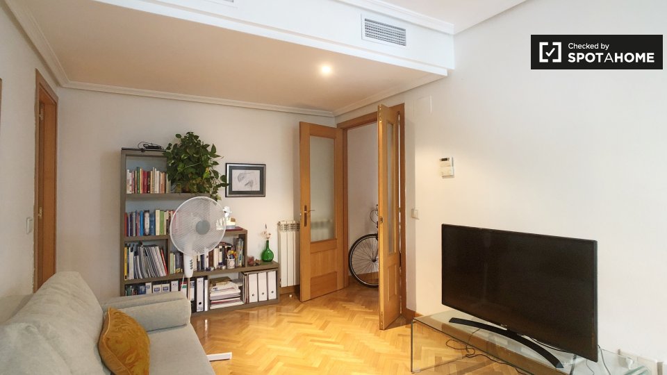 Double room Madrid, 2 beds, 80m² — photo 11