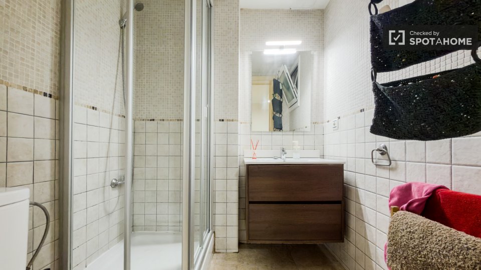 Double room Barcelona, 3 beds, 68m² — photo 17
