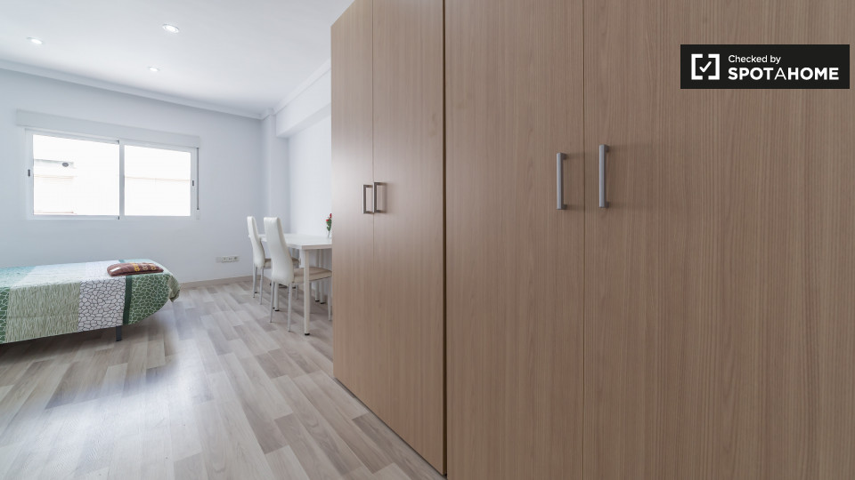 Double room Valencia, 3 beds, 85m² — photo 4