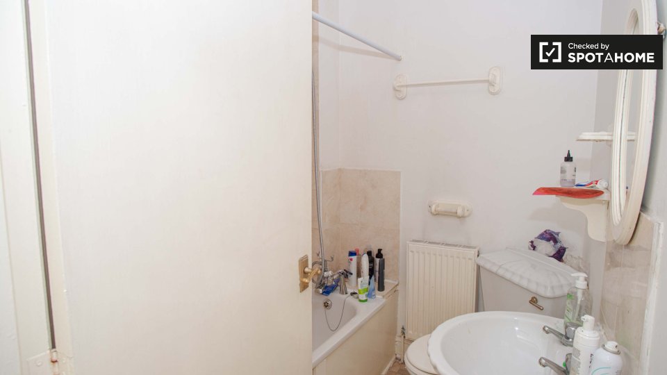Double room London, 3 beds — photo 12
