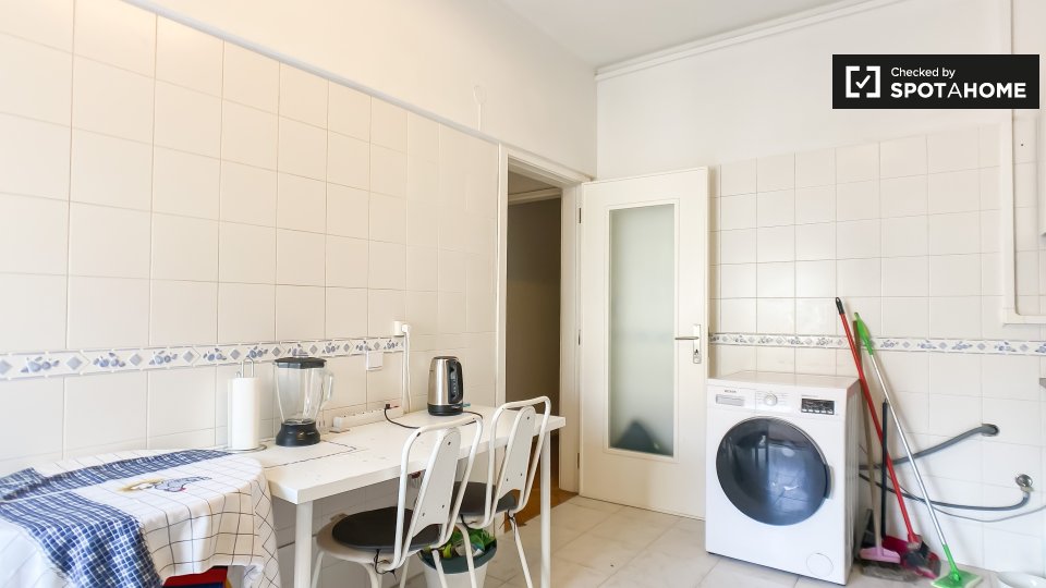 Double room Lisbon, 3 beds — photo 32