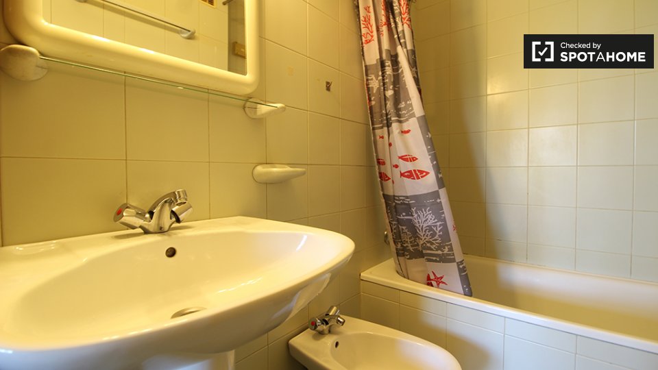 Double room Madrid, 5 beds, 80m² — photo 8