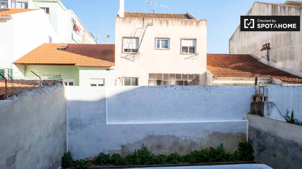 Double room Lisbon, 3 beds, 150m² — photo 13