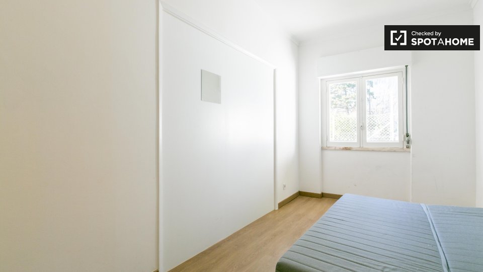 Double room Lisbon, 3 beds, 60m² — photo 4