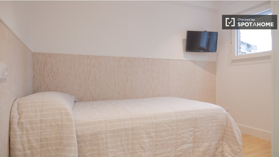 Double room Madrid, 3 beds — photo 10