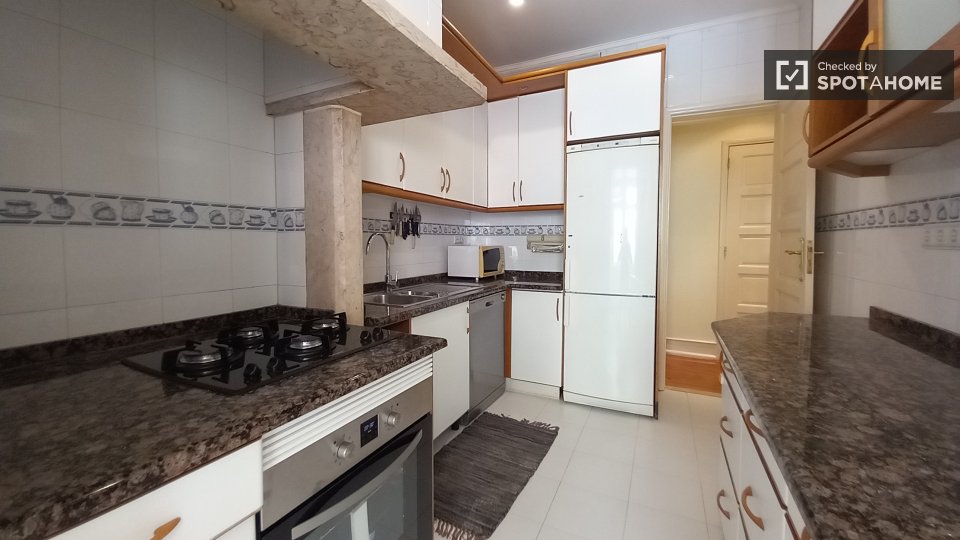 Apartment Lisbon, 3 beds, 120m² — photo 14