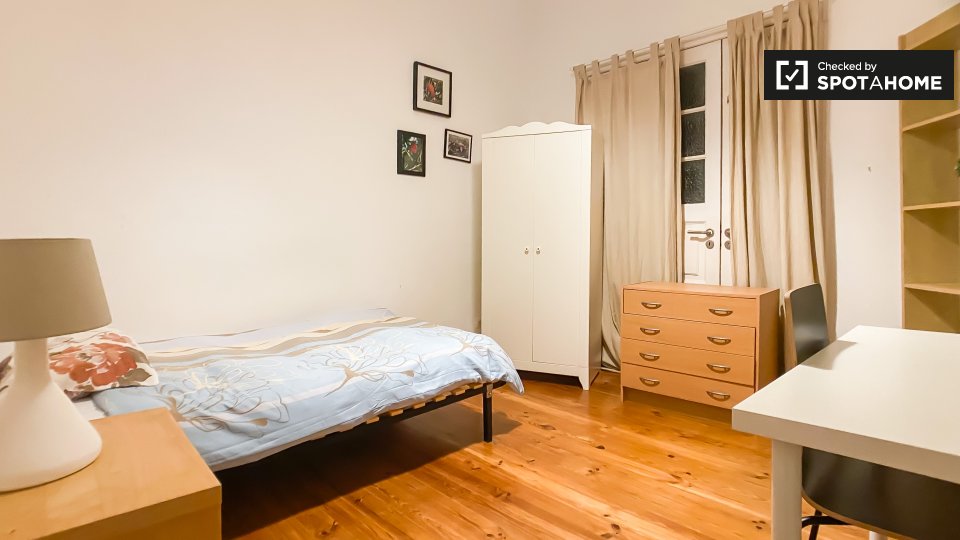 Double room Lisbon, 4 beds, 90m² — photo 3