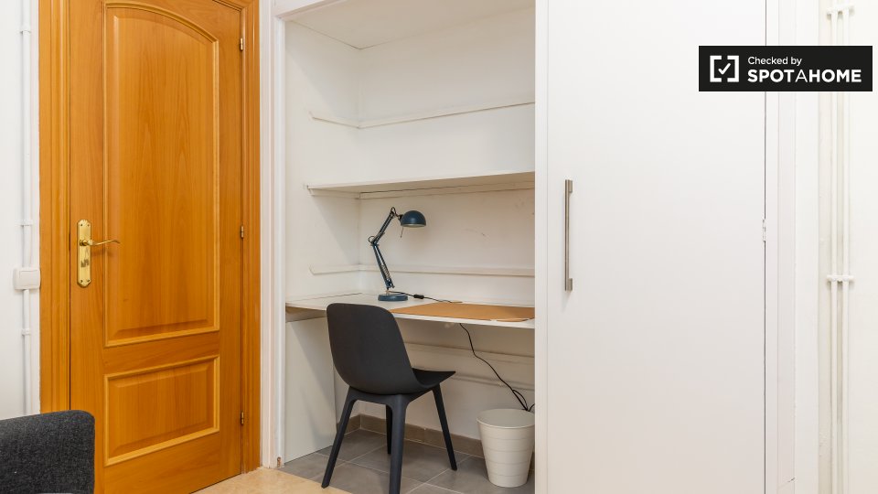 Single room for rent, 5-bedroom apartment, Poblenou - in Barcelona