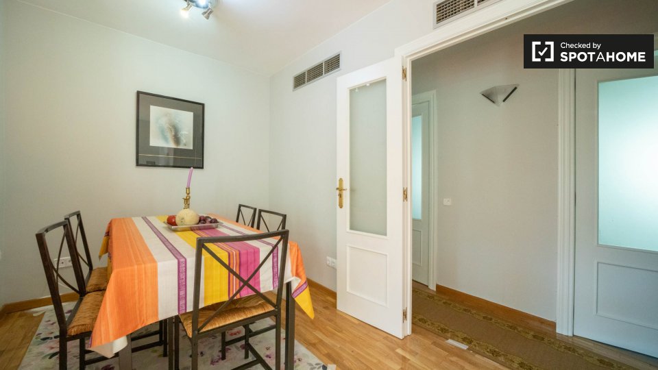Double room Madrid, 3 beds, 110m² — photo 9