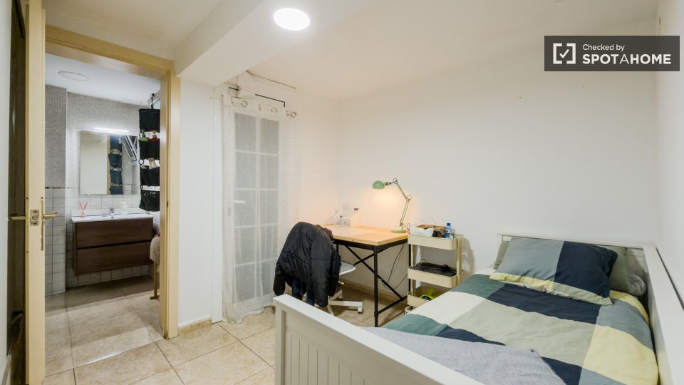 Double room Barcelona, 3 beds, 68m² — photo 16