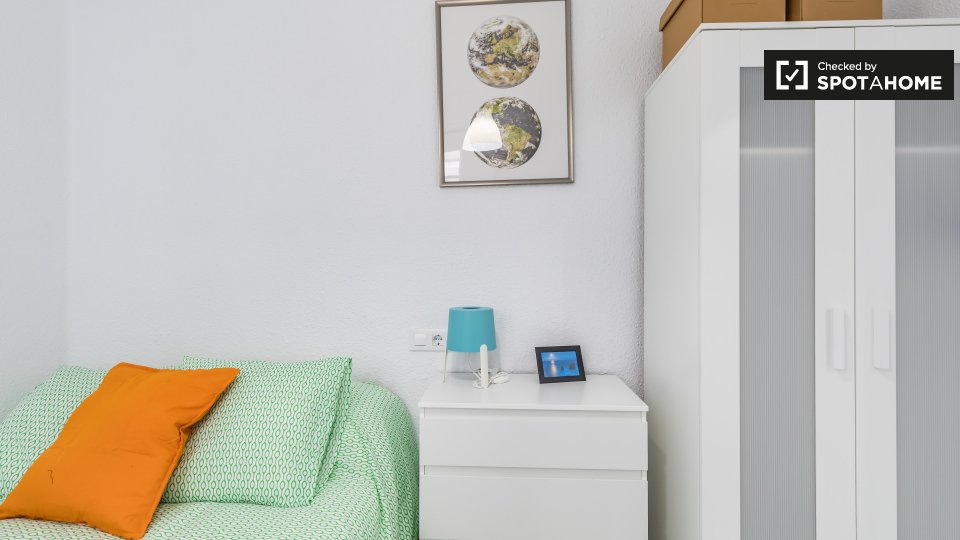 Cozy room in 3-bedroom apartment in Poblats Marítims