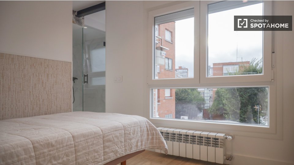 Double room Madrid, 3 beds — photo 17