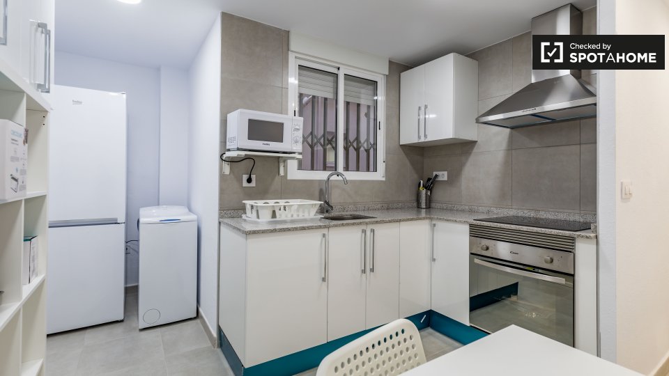 Double room Valencia, 3 beds — photo 4