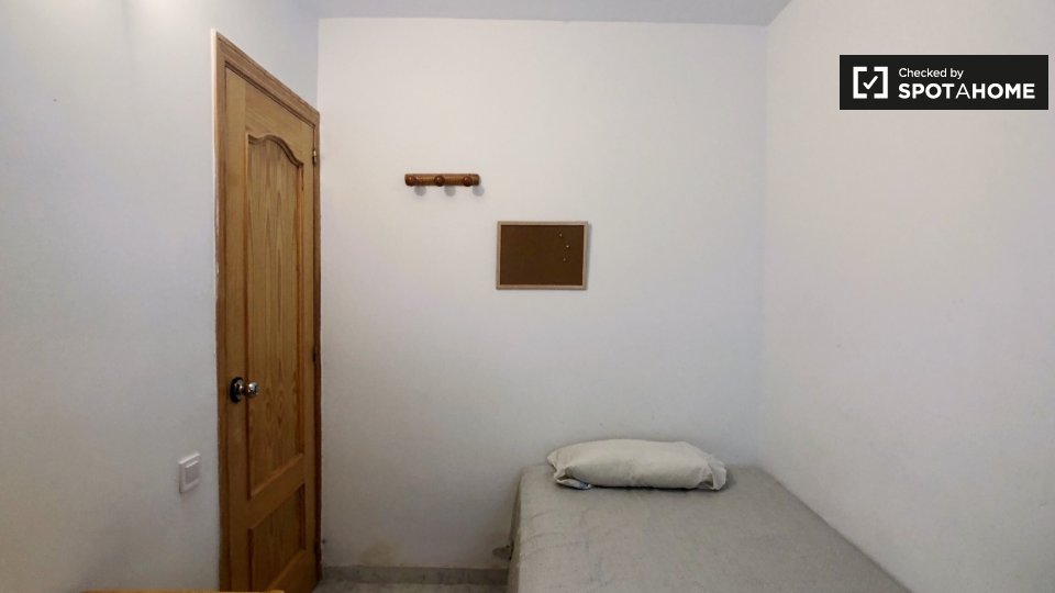Double room Madrid, 3 beds, 40m² — photo 15
