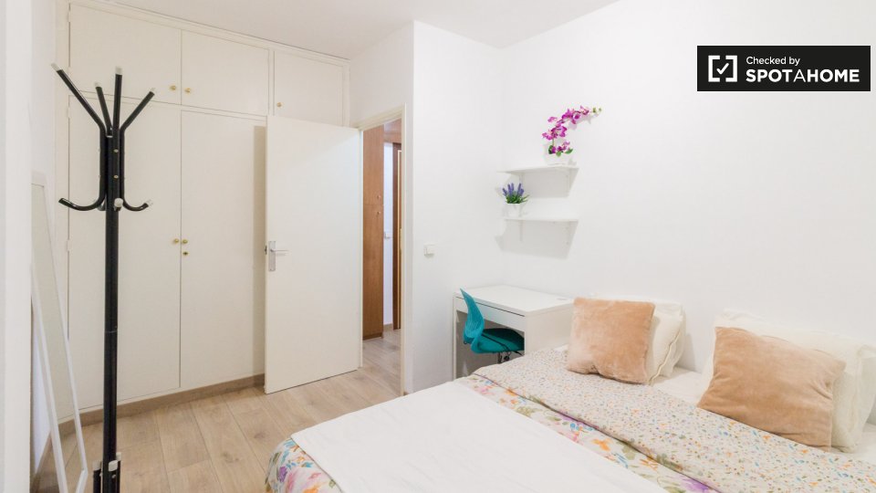 Room for rent in 3-bedroom apartment in Barcelona - in Barcelona