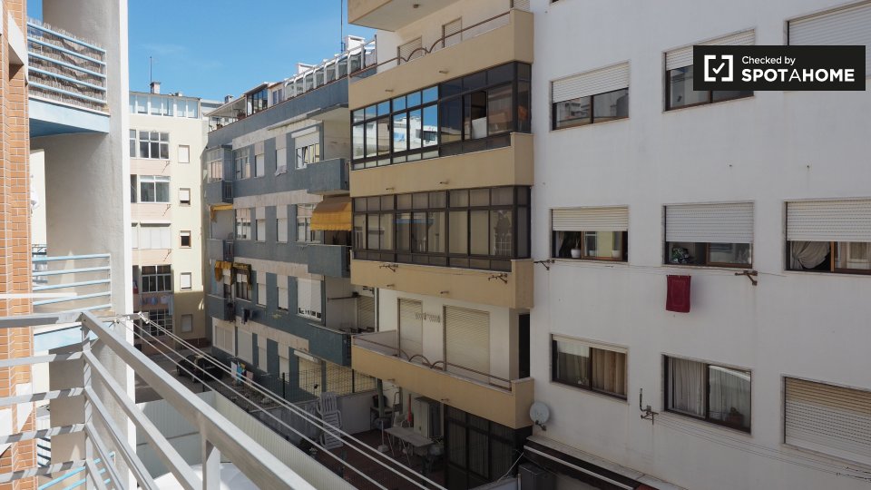 Double room Lisbon, 3 beds, 104m² — photo 6