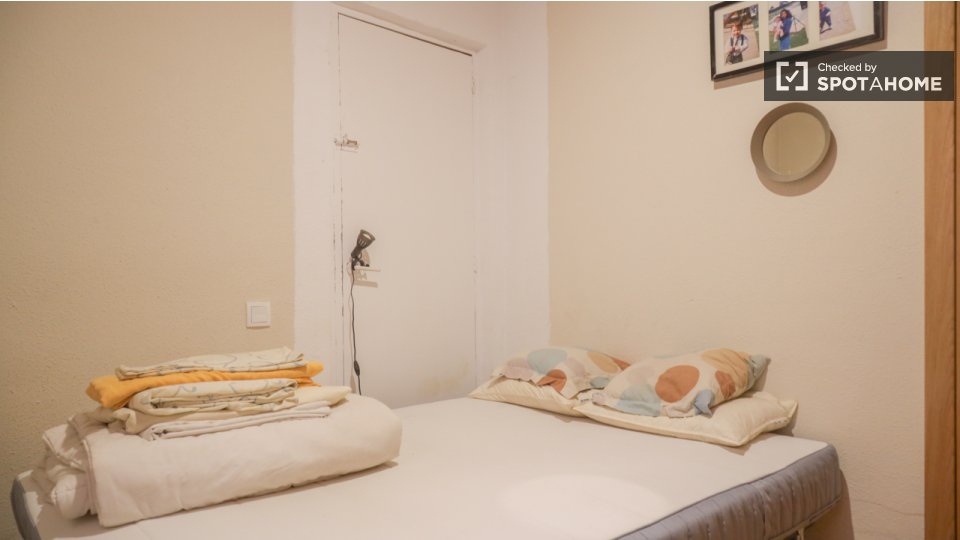 Double room Madrid, 3 beds — photo 15