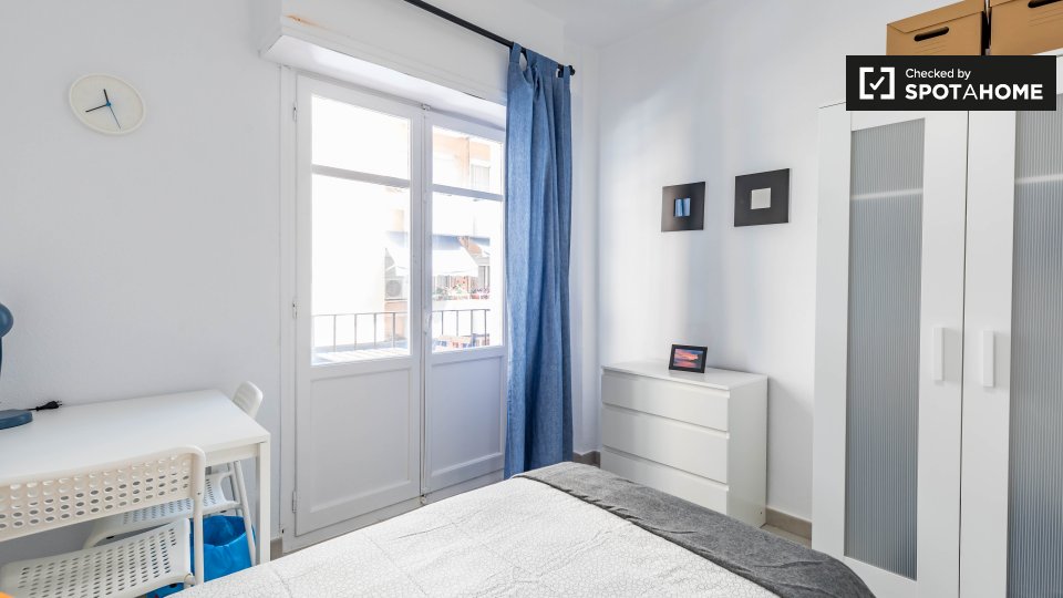 Double room Valencia, 3 beds — photo 2