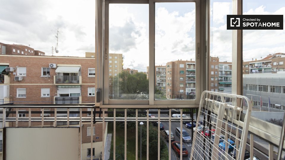 Double room Madrid, 3 beds, 65m² — photo 6