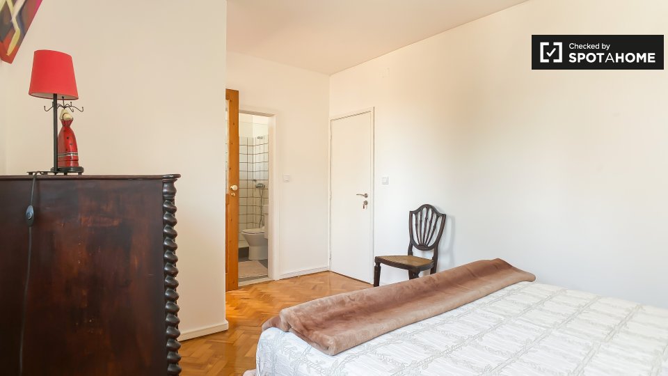 Double room Lisbon, 4 beds — photo 14