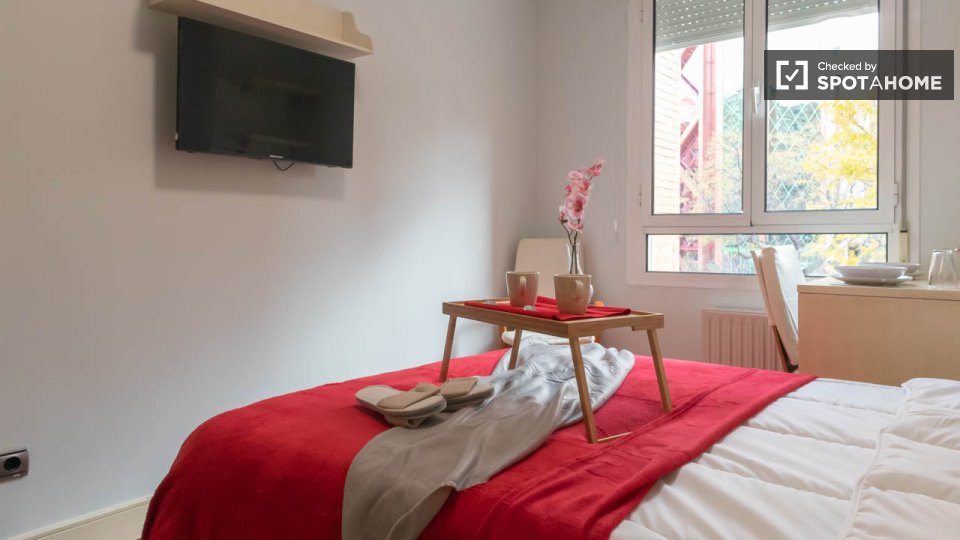 Se alquila habitación en piso de 5 habitaciones en Madrid