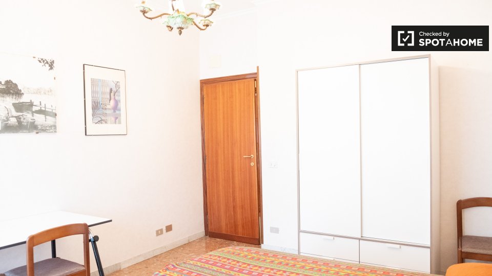 Double room Rome, 3 beds, 100m² — photo 1