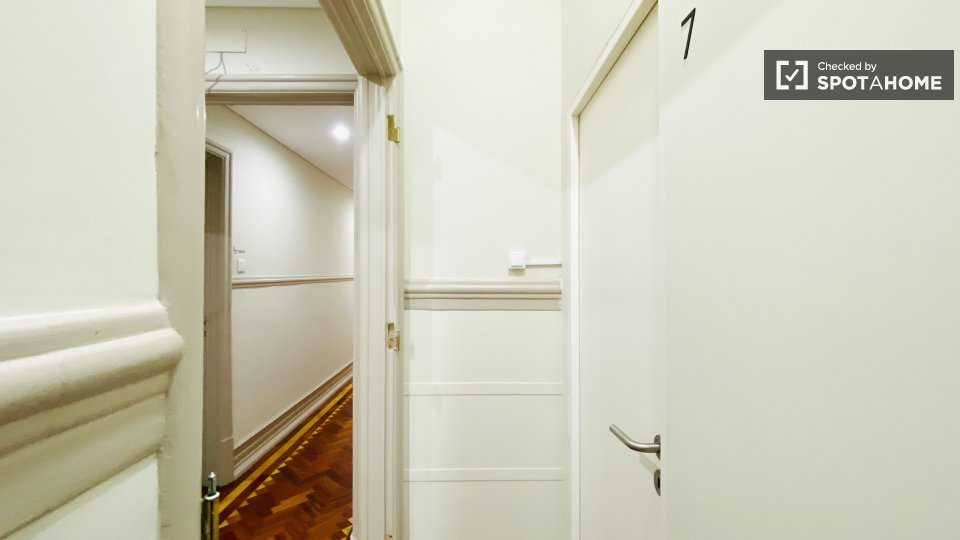 Double room Lisbon, 9 beds — photo 9