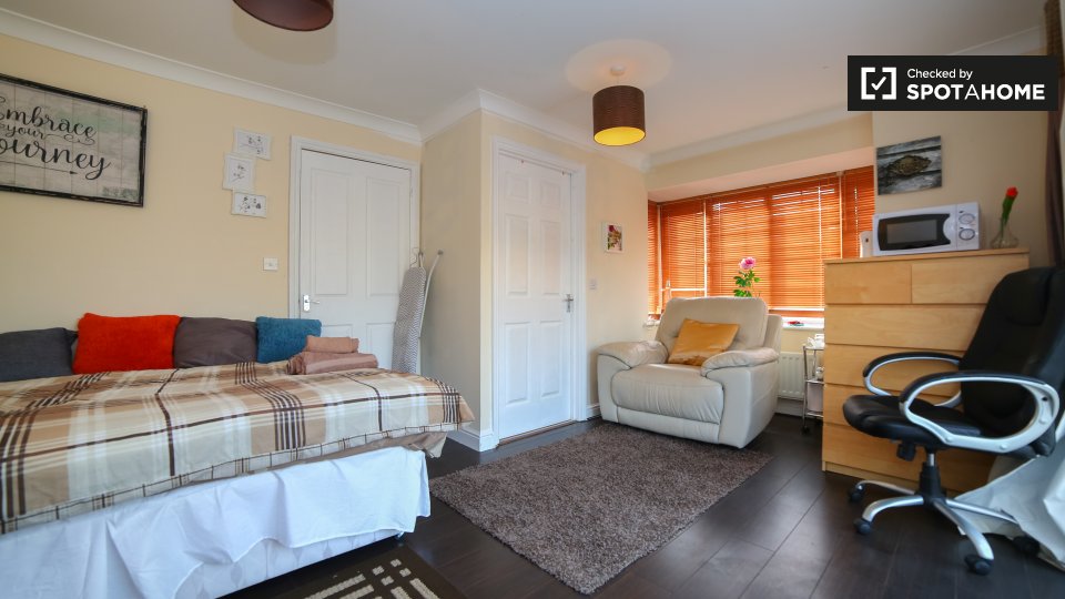 Double room London, 3 beds — photo 17