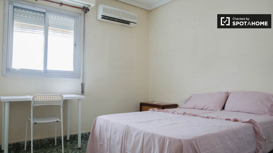 Double room Valencia, 6 beds, 140m² — photo 1