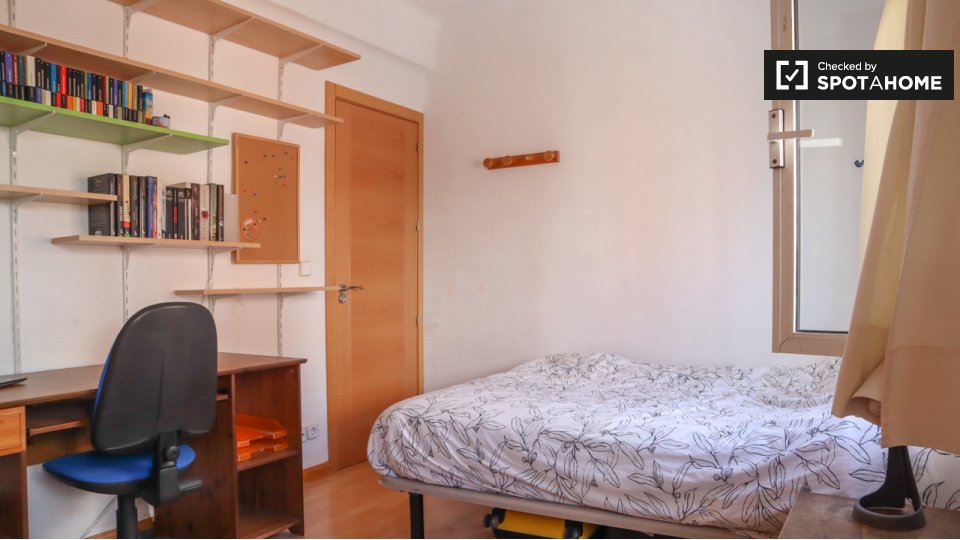 Double room Madrid, 3 beds, 79m² — photo 3
