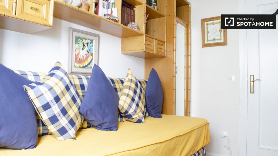Double room Madrid, 3 beds, 100m² — photo 1