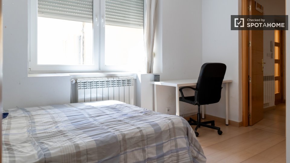 Double room Madrid, 3 beds — photo 36